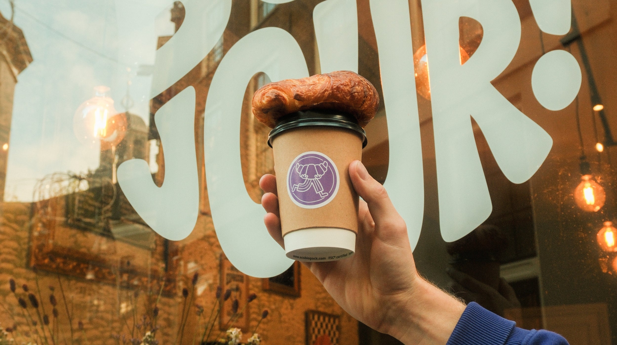 koffie to go beker van bonjour! met croissant 