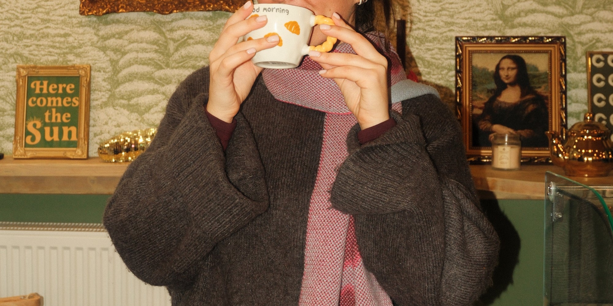 vrouw met kopje koffie met croissants erop