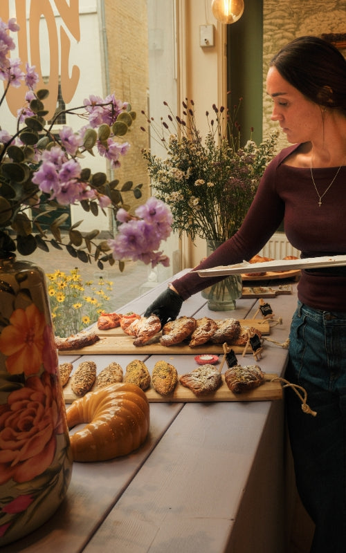 vrouw legt croissants op houten plank